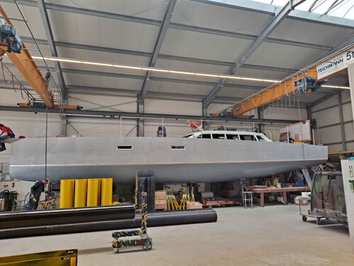 Yacht in der Produktionshalle MFH