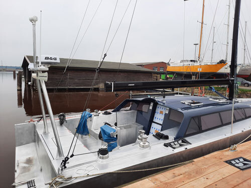 Yacht eingekrant, geriggt – letzte Arbeiten an der Pier